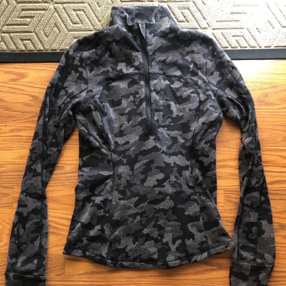 Lululemon: Heritage Camo Jacquard Black Lunar Rock
Size: 6